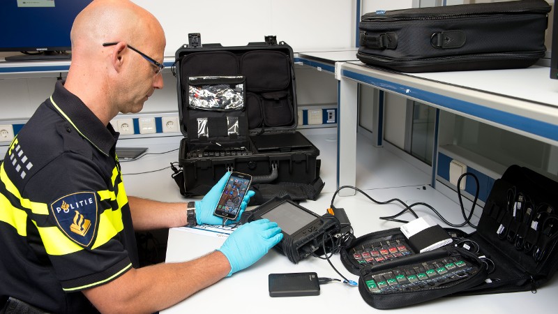 Een agent doet digitaal onderzoek