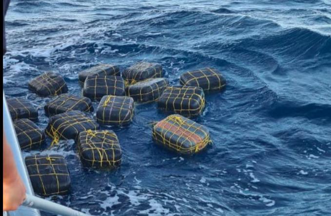 Pakken met marihuana op zee