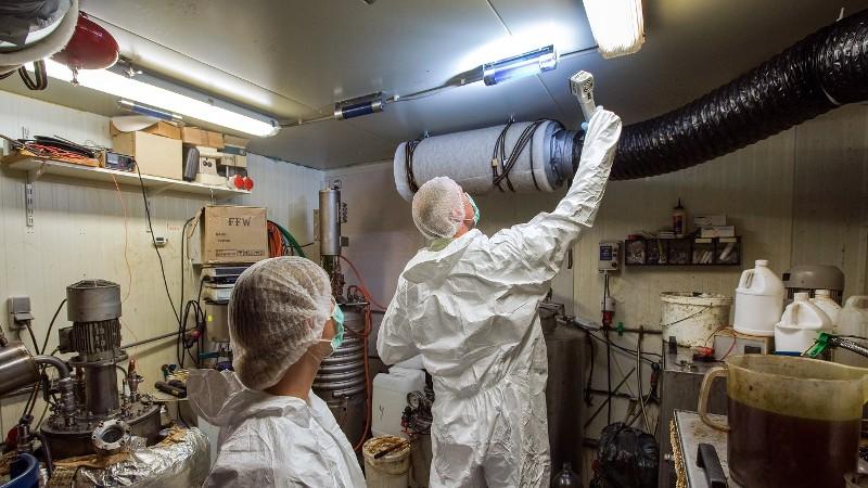 Rechercheurs onderzoeken drugslab