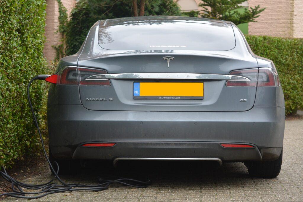 Tesla Dordtenaar in beslag genomen