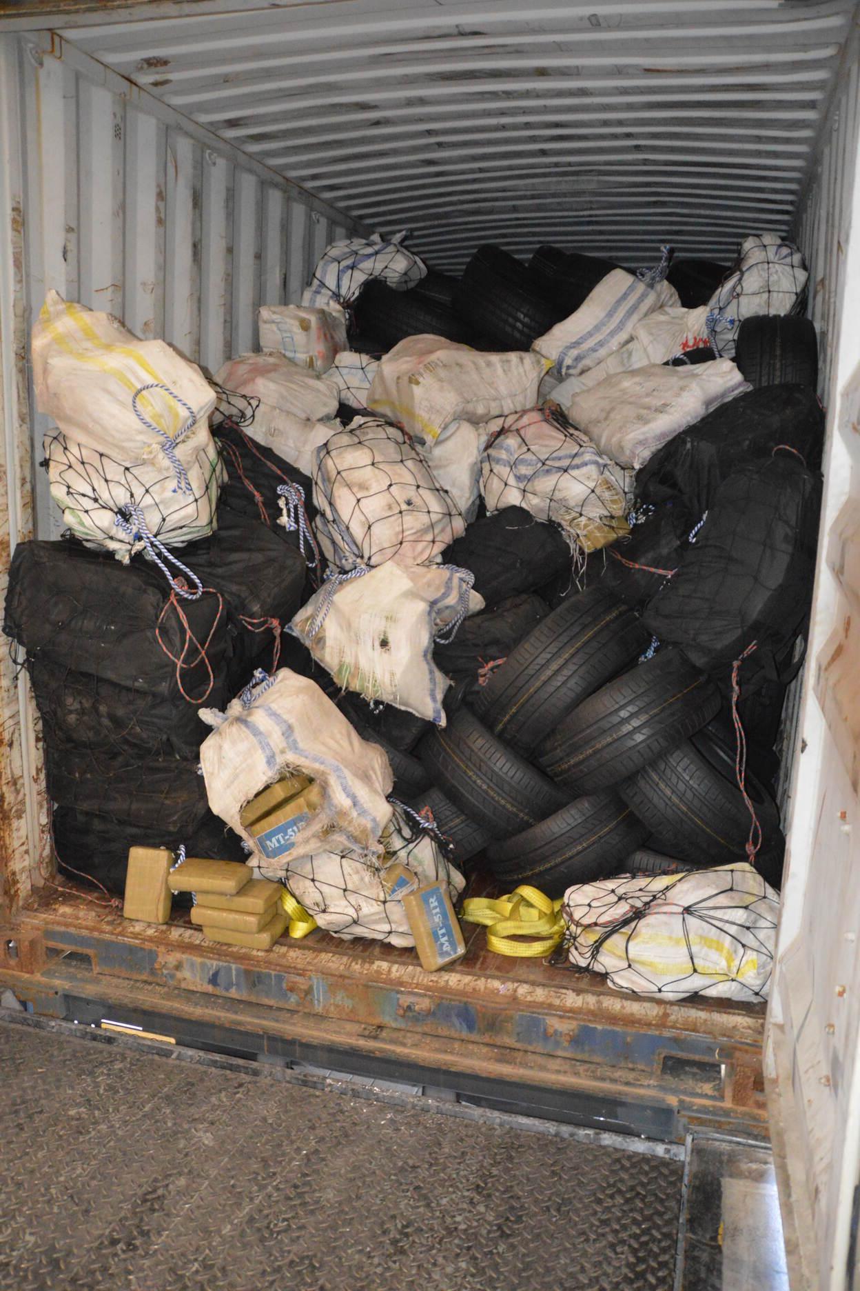 Coke tussen autobanden