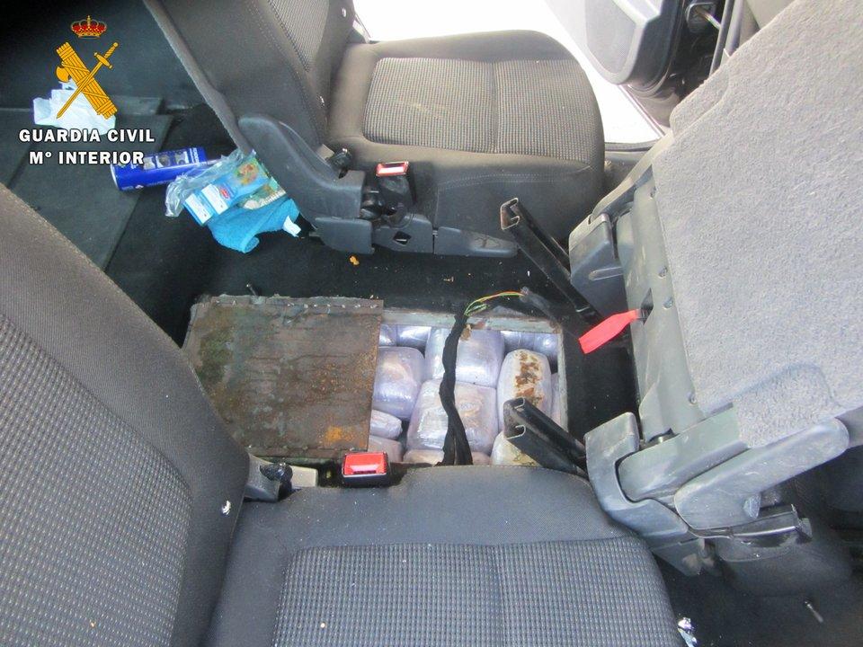 Drugs onder kinderstoel